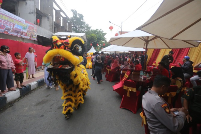 MERIAH: Hari pertama Festival Kampung Pecinan di Jalan Barito kemarin langsung diserbu warga. (BAGAS BIMANTARA/JAWA POS RADAR MADIUN)
