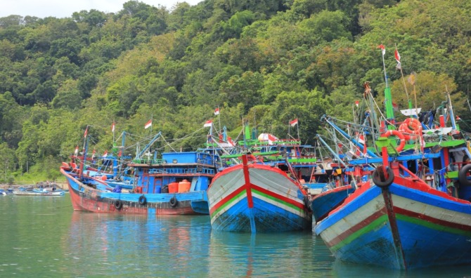 PARKIR: Ratusan kapal nelayan bersandar di Pelabuhan Tamperan Pacitan. (DOKUMEN RADAR PACITAN)