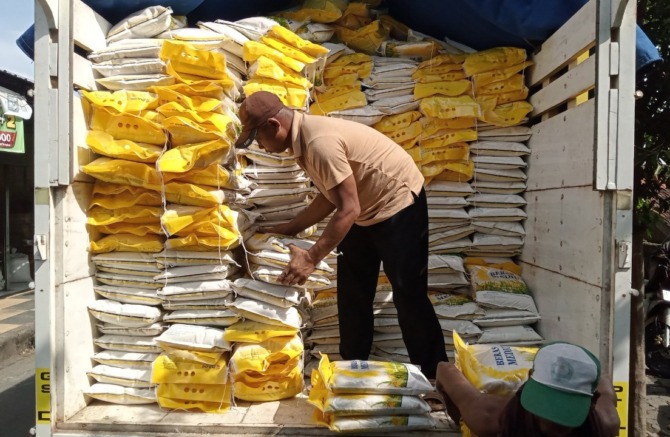 MULAI MAHAL: Harga beras di Pasar Sayur Magetan naik dalam sepekan terakhir. (NUR CAHYONO/JAWA POS RADAR MAGETAN)