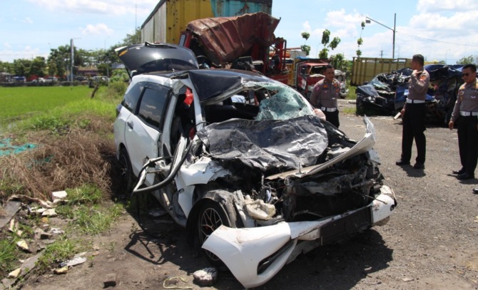 TAK BERBENTUK: Tim Traffic Accident Analysis Ditlantas Polda Jatim memeriksa mobil Honda Mobilio yang terlibat laka lantas di Jalan Ring Road Barat, Ngawi. (ASEP SYAEFUL BACHRI/JAWA POS RADAR NGAWI)