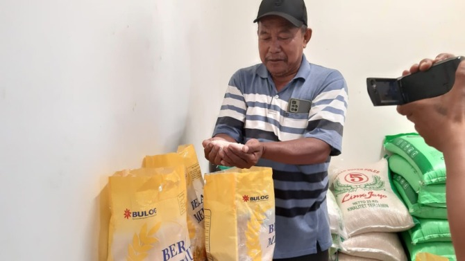 NAIK: Harga beras di Pasar Besar Ngawi naik di kisaran Rp 1.000 dalam sepekan terakhir. (R. BAGUS RAHADI/JAWA POS RADAR NGAWI)