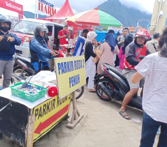 PENUH: Suasana salah satu area parkir swasta di kawasan wisata Telaga Sarangan kemarin (1/1). (APRILITA SARI/JAWA POS RADAR MAGETAN)