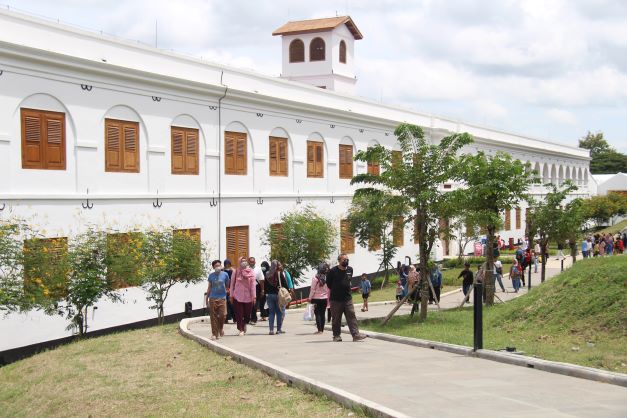 PENASARAN: Sejumlah wisatawan berkeliling menikmati perubahan bangunan Benteng Van den Bosch, Ngawi, kemarin. (ASEP SYAEFUL BACHRI/JAWA POS RADAR NGAWI)