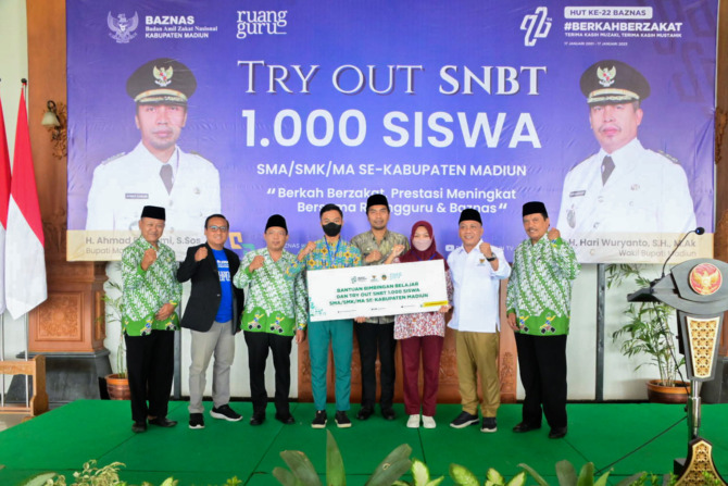 SIMBOLIS: Bupati Madiun Ahmad Dawami menyerahkan secara simbolis bantuan bimbel dan tryout SNBT bagi 1.000 siswa SMA, SMK, dan MA se-Kabupaten Madiun, kemarin (26/1). (TITIS OSI KURNIAWAN/JAWA POS RADAR CARUBAN)
