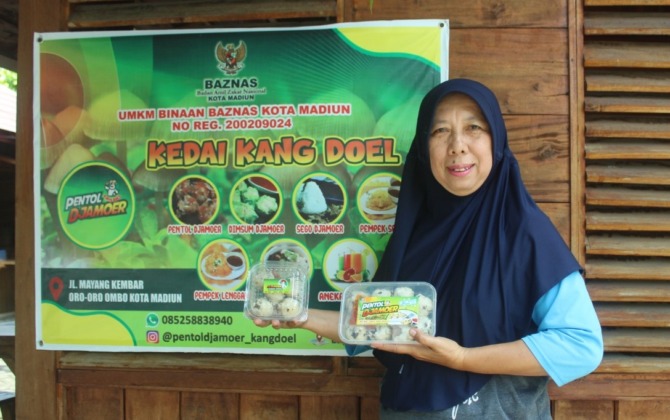 JAJANAN RAKYAT: Ernawati memamerkan pentol jamur kreasinya. (ABRIANTO WIBOWO/JAWA POS RADAR MADIUN)