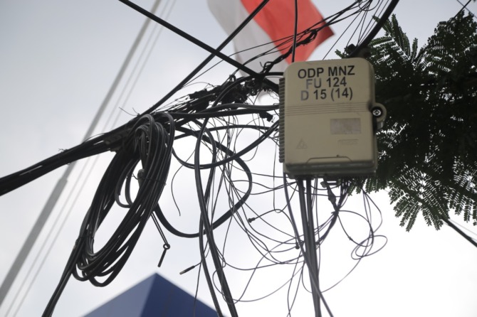 NODAI KEELOKAN: Kabel semrawut di kawasan Pahlawan Street Center masuk prioritas penertiban yang dilakukan Pemkot Madiun demi mempercantik wajah kota ini. (BAGAS BIMANTARA/JAWA POS RADAR MADIUN)