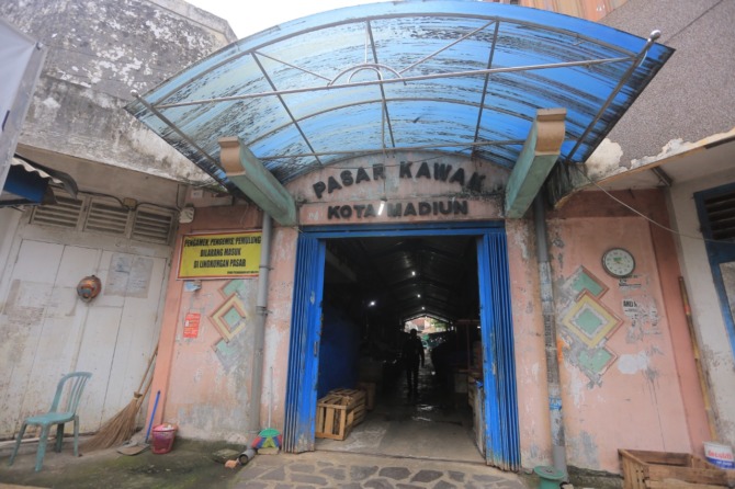 BERSEJARAH: Pasar Kawak di Jalan Kutai ikut mewarnai perjalanan sejarah pecinan di Kota Madiun. (BAGAS BIMANTARA/JAWA POS RADAR MADIUN)