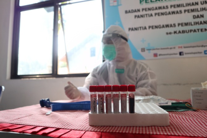 Ilustrasi Foto : Seorang nakes bertugas  saat penanganan wabah Covid-19 beberapa waktu lalu. (DOKUMEN/ RADAR PACITAN)