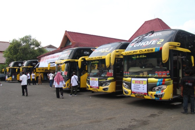 PERJUANGAN: Seratusan kepala desa di Ngawi bertolak ke Jakarta menggunakan lima unit bus. (R. BAGUS RAHADI/JAWA POS RADAR NGAWI)