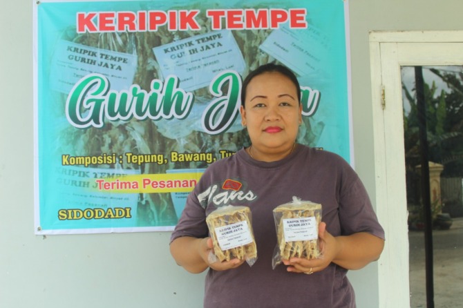 TEKUN: Keripik tempe buatan Lusi Nirmayati terjual ratusan bungkus per hari. (ABRIANTO WIBOWO/RADAR MADIUN)