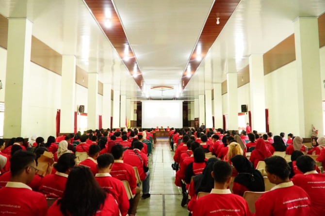 PENGABDIAN MASYARAKAT: Suasana pelepasan ratusan mahasiswa KKN di Kabupaten Madiun kemarin. (PROKOPIM FOR RADAR CARUBAN)