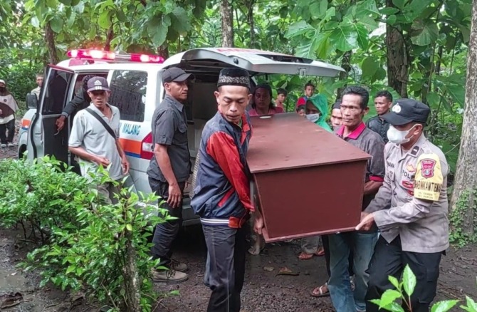 PULANG TINGGAL NAMA: Jasad Diah Agustin Lestariningsih ketika dibawa ke rumah duka di Desa Semen, Paron. (ISTIMEWA)