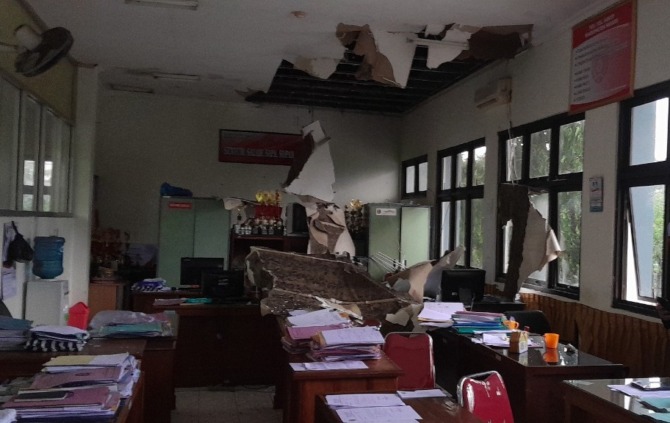 TANPA KORBAN JIWA: Kondisi ruangan Bagian Kesra Setda Ngawi yang sebagian atapnya ambrol kemarin sore. (ASEP SYAEFUL BACHRI/JAWA POS RADAR NGAWI)