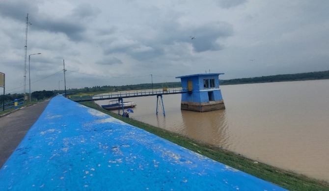 NYARIS PENUH: Volume air Waduk Dawuhan bertambah signifikan seiring tingginya intensitas hujan beberapa hari terakhir. (DIAN RAHAYU/JAWA POS RADAR MADIUN)