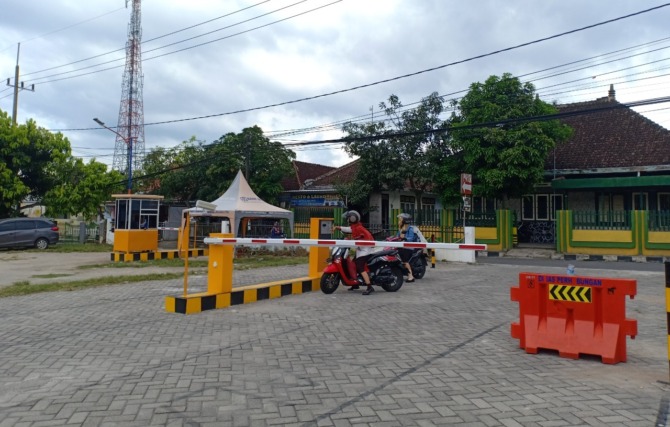 TERTIB: Sejumlah pengunjung alun-alun saat masuk area parkir khusus Semeru, Senin (9/1). (APRILITA SARI/JAWA POS RADAR MAGETAN)
