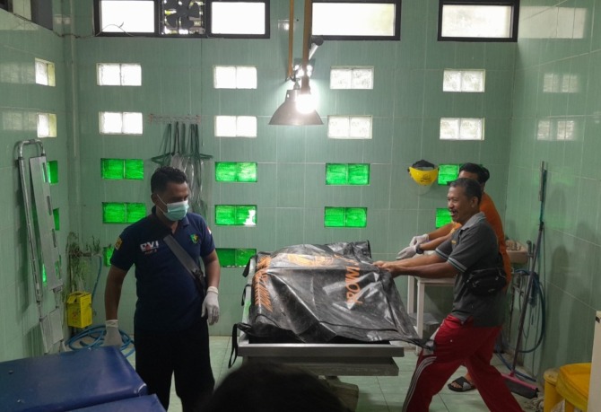 TENGGELAM: Kateno, 39, yang kabur dari Ruang Teratai RSUD dr Soeroto ditemukan meninggal di aliran Bengawan Solo masuk Desa Sumberarum, Ngraho, Bojonegoro.(ISTIMEWA)