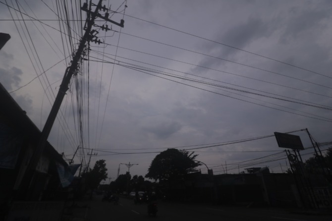 BEJIBUN: Keberadaan kabel FO di wilayah Kecamatan Geger yang semrawut. Pemkab Madiun berencana membuat regulasi penatan infrastruktur telekomunikasi pasif. (R. BAGUS RAHADI/JAWA POS RADAR MADIUN)