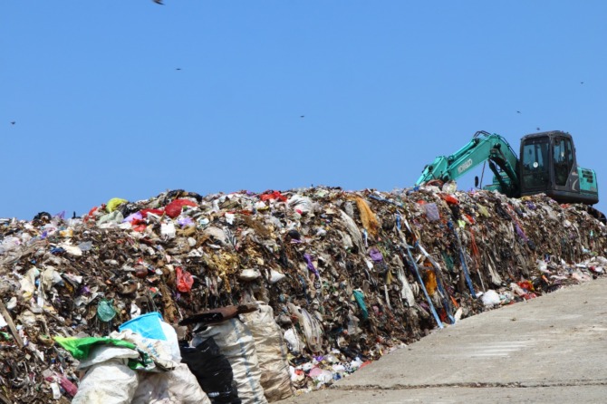OVERLOAD: Volume sampah di TPA Dadapan, Kecamatan Pringkuku telah overload sejak lima tahun lalu. Pada tahun ini, pemkab berencana membangun dua TPS 3R untuk mengurai masalah sampah daerah. (DOKUMEN JAWA POS RADAR PACITAN)