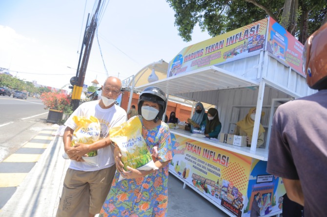JUAL BAPOKTING: Warung Tekan Inflasi diserbu warga. (BAGAS BIMANTARA/JAWA POS RADAR MADIUN)