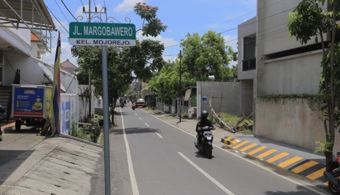JADI KENDALA: Tidak ada lagi gapura di ujung utara Jalan Margobawero, Rabu (11/1). Rencananya, ujung jalan ini akan dilebarkan untuk memudakan akses rute bus wisata. (BAGAS BIMANTARA/JAWA POS RADAR MADIUN)