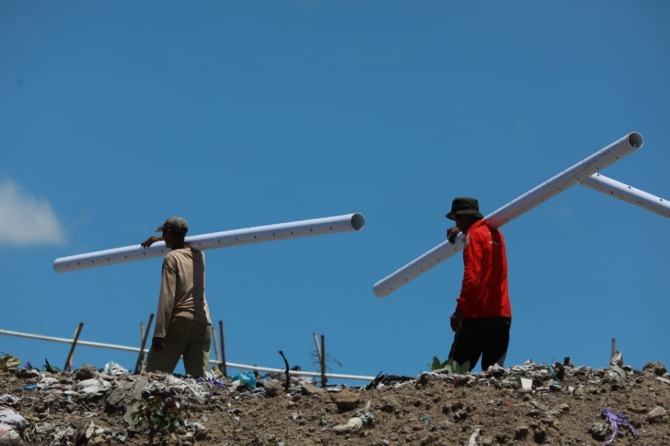 TERUS BERPRODUKSI: Petugas TPA Winongo memasang pipa di zona aktif baru produksi gas metan kemarin (14/1). (BAGAS BIMANTARA/JAWA POS RADAR MADIUN)
