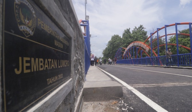 SELESAI JUGA: Penampakan jembatan Luworo, Pilangkenceng, kemarin (11/1). Proyek ini sempat molor dari target hingga waktu pelaksanaan diperpanjang 50 hari kerja yang berakhir 8 Januari 2023. (BAGUS RAHADI/JAWA POS RADAR MADIUN)