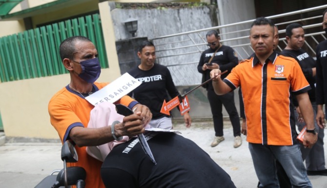 REKA ULANG: Tersangka IS menusukkan sajam jenis badik ke punggung kiri korban hingga tembus paru-paru. (BAGAS BIMANTARA/JAWA POS RADAR MADIUN)