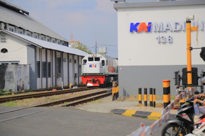 MULAI PULIH: Sebuah KA meninggalkan Stasiun Madiun kemarin. Perjalanan KA via Semarang berangsur normal. (BAGAS BIMANTARA/JAWA POS RADAR MADIUN)