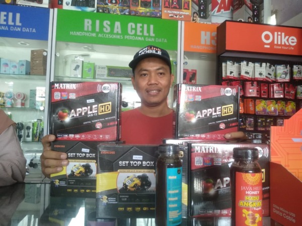 MAKIN MAHAL: Penjualan set top box di Kota Madiun cenderung mernurun akhir-akhir ini. (RAHMA DWI LESTARI/JAWA POS RADAR MADIUN)