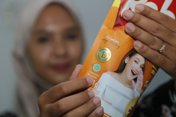 JAMINAN: Produk bersertifikasi halal telah menjamur di pasaran. (ILUSTRASI/BAGAS BIMANTARA/JAWA POS RADAR MADIUN)