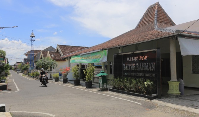 TEMPAT IBADAH: Masjid dan musala di lingkungan permukiman Perumnas Manisrejo 1, Taman, cukup berdekatan. (BAGAS BIMANTARA/JAWA POS RADAR MADIUN)