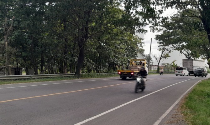 KONDISI PENERANGAN MEMADAI: Jalan Ring Road Barat, lokasi kecelakaan maut Mobilio dengan truk tronton, Kamis lalu. (ASEP SYAEFUL BACHRI/JAWA POS RADAR NGAWI)