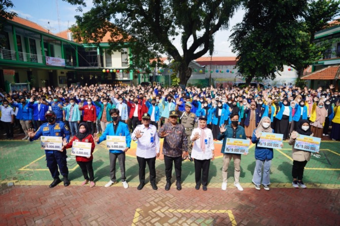 MEMBANGUN GENERASI : Pemkot Madiun masih melanjutkan Bantuan Beasiswa Mahasiswa (BBM) hingga tahun ini. (BAGAS BIMANTARA/JAWA POS RADAR MADIUN)