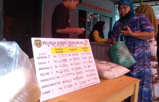 SUBSIDI: Warga Kota Madiun menyerbu bahan pokok bersubsidi dari pemkot setempat. (RAHMA DWI LESTARI/JAWA POS RADAR MADIUN)