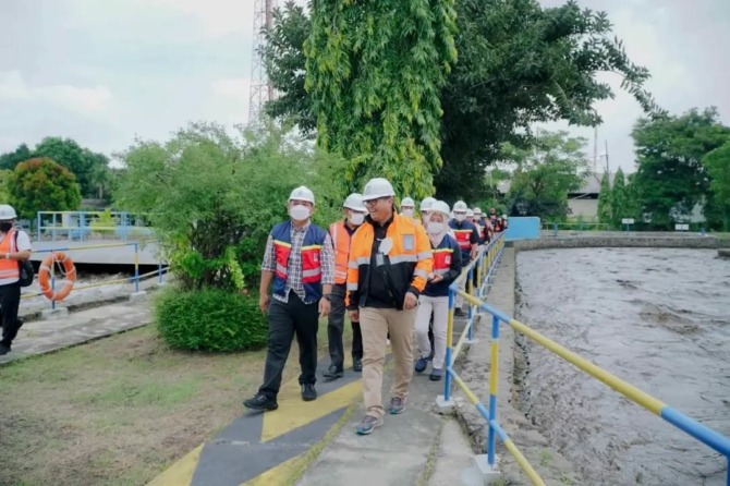 MITRA BISNIS: Bupati Ngawi Ony Anwar Harsono bersama direksi PT SIER di sela rapat pembahasan pengembangan kawasan industri agropolitan. (DISKOMINFO SP UNTUK JAWA POS RADAR NGAWI)