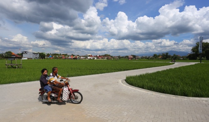 LOKASI: Dia atas lahan tanah bengkok kawasan lapak UMKM Bumi Sumendung bakal dibangun pondok lansia. Pembangunan pondok lansia menjadi salah satu proyek strategis tahun ini. (BAGAS BIMANTARA/JAWA POS RADAR MADIUN)