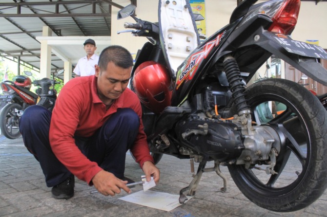 Ilustrasi foto : Petugas SAmsat melaksanakan proses administrasi pajak kendaraan bermotor (PKB) beberapa waktu lalu (DOKUMEN/JAWA POS RADAR MADIUN)
