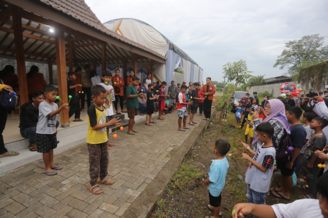 ANTUSIAS: Ratusan anak meramaikan lomba latto-latto di Lapak UMKM Lintang Tawang kemarin. (BAGAS BIMANTARA/JAWA POS RADAR MADIUN)