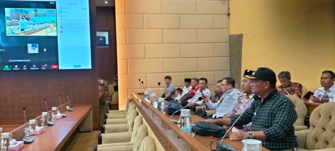 DORONG REVISI MASA JABATAN: Perwakilan AKD Ngawi mengikuti rapat dengar pendapat umum dengan Komisi II DPR, Kamis (12/1). (ZAINUL THOHAR UNTUK JAWA POS RADAR NGAWI)