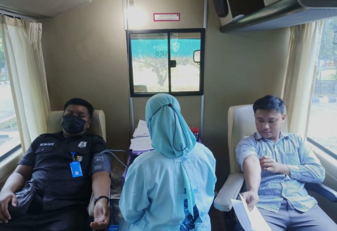 JAGA KETERSEDIAAN: PMI Kota Madiun jemput bola pendonor darah secara mobile. (ISTIMEWA)