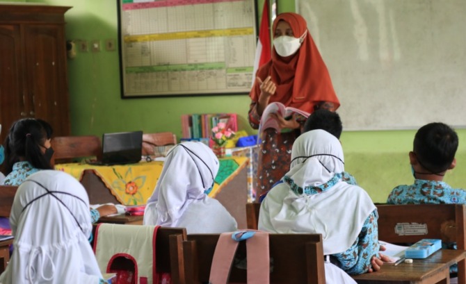 BELAJAR: Sejumlah siswa di Pacitan ketika mengikuti pembelajaran di ruang kelas. (SUGENG DWI N./JAWA POS RADAR PACITAN)