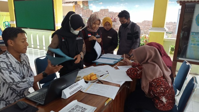 CALON PENGAWAS PEMILU: Sejumlah peserta rekrutmen panwaslu desa/kelurahan di Magetan melengkapi berkas pendaftaran. (NUR CAHYONO/JAWA POS RADAR MAGETAN)