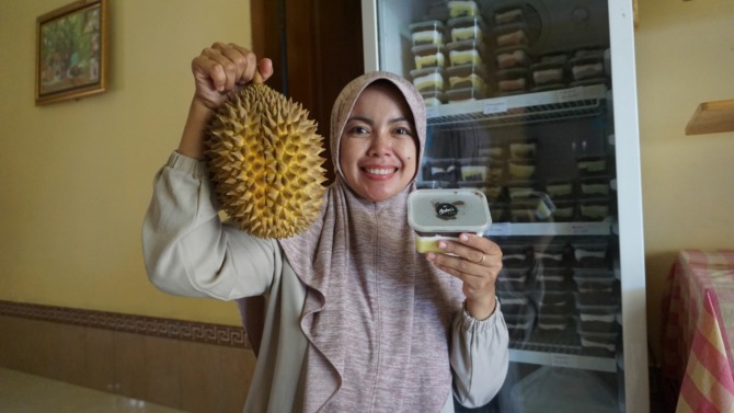 INOVATIF: Mareta Andan Sari menunjukkan dessert brownies durian hasil olahannya. (DIAN RAHAYU/JAWA POS RADAR MADIUN)