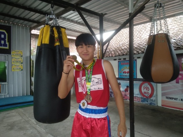 BERPRESTASI : Bryan Juhan Soetanto di sela latihan tinju di sasana Pertina Kota Madiun. (RAHMA DWI LESTARI/JAWA POS RADAR MADIUN)
