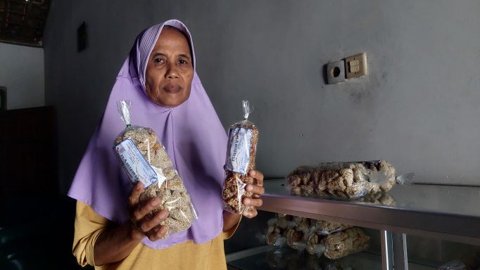 TRADISIONAL: Lasmi menunjukkan produk manco hasil olahannya. (DIAN RAHAYU/JAWA POS RADAR MADIUN)