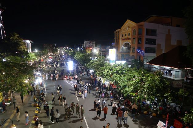 RAMAI: Suasana malam pergantian tahun di PSC. Potensi lonjakan kasus pasca momen tahun baru 2023 patut diwaspadai dan diantisipasi. (BAGAS BIMANTARA/JAWA POS RADAR MADIUN)