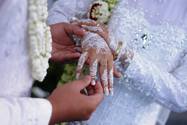 NAIK: Sepasang pengantin sedang menjalani prosesi pernikahan. Permohonan diska cenderung meningkat.