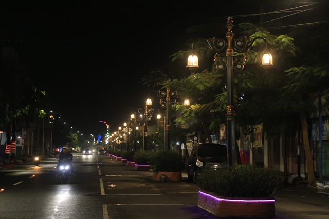 ARTISTIK: Lampu PJU telah terpasang di sejumlah ruas jalan protokol Kota Madiun. Pemkot juga akan memasang ribuan titik lampu PJU di jalan dan gang yang telah dipaving tahun lalu. (ILUSTRASI/BAGAS BIMANTARA/JAWA POS RADAR MADIUN)