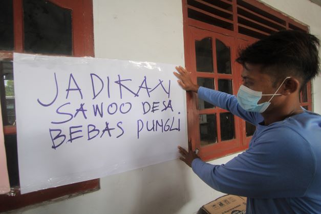 MENUNTUT KEADILAN: Belasan warga mendatangi kantor pemdes Sawoo, kemarin. (AJI PUTRA/JAWA POS RADAR PONOROGO)