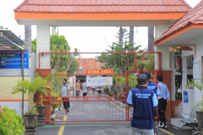 HAK SEBAGAI WNI: Lapas Kelas I Madiun berkomitmen melindungi hak pilih warga binaan yang belum memiliki NIK dalam Pemilu 2024. (BAGAS BIMANTARA/JAWA POS RADAR MADIUN)